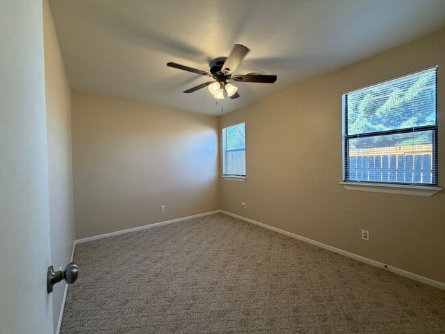 Building Photo - 1014 Plaza Del Sol