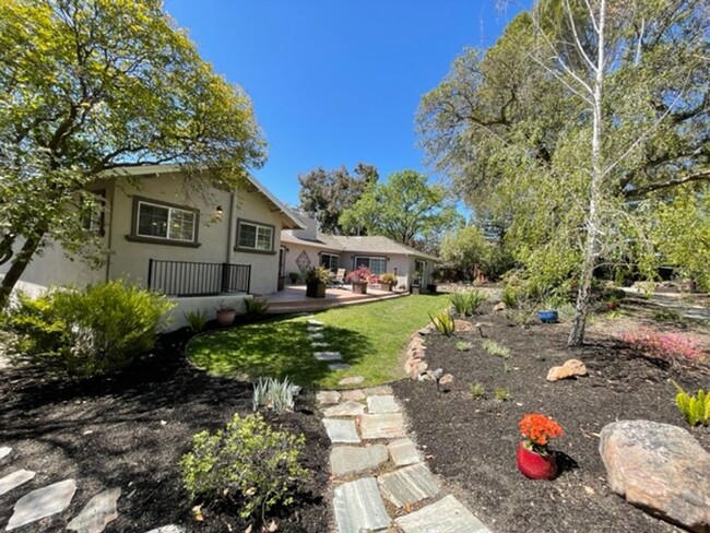 Building Photo - Gorgeous updated single level home in S.Wa...