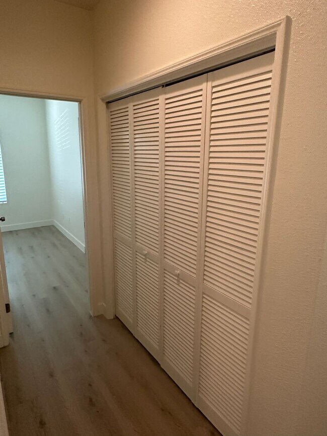 Building Photo - 2248 E La Vida Ave