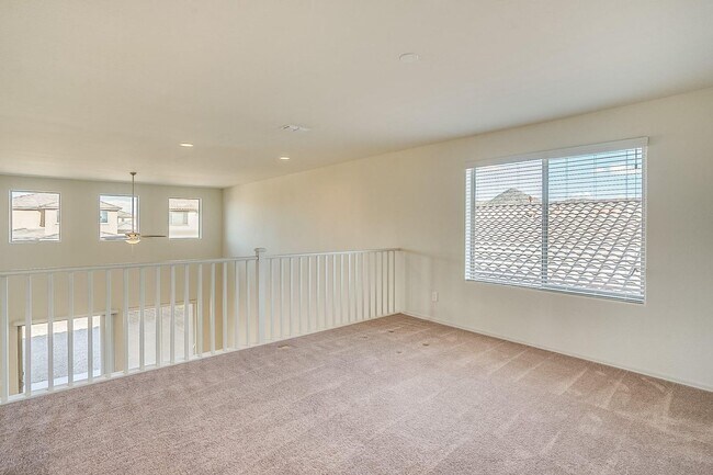 Building Photo - Charming 4-bed, 3.5 bath home with full SOLAR at Trailside community on Happy Valley in North Peoria