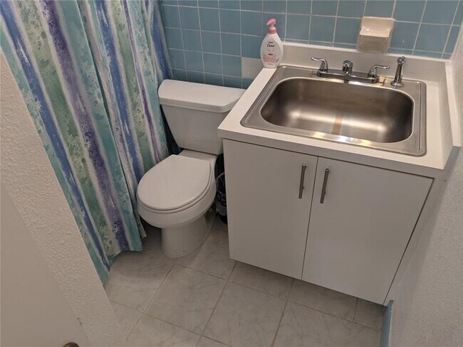 Building Photo - 6991 Coolidge St