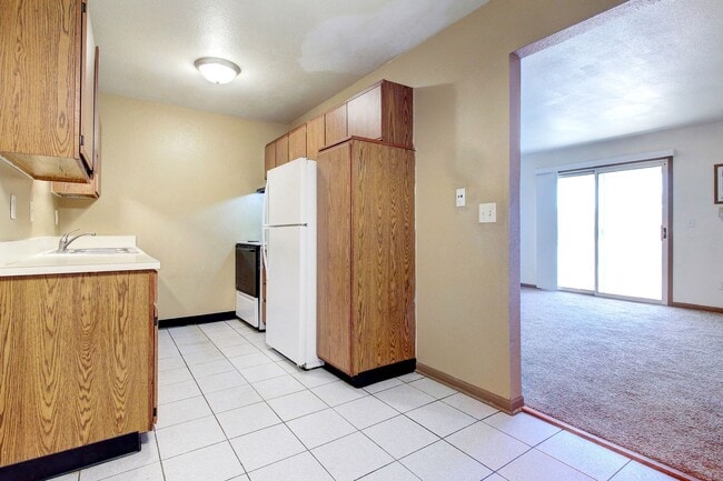 Building Photo - 2 BED 1 BATH UPPER LEVEL APARTMENT