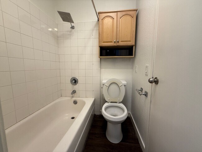 Building Photo - **$300 OFF FIRST MONTHS RENT** Renovated S...