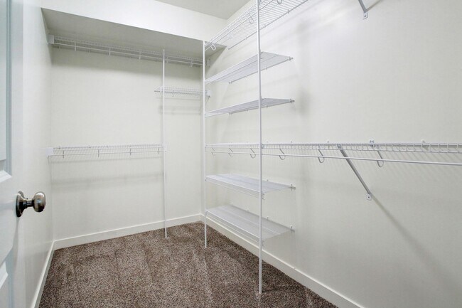 Building Photo - Spacious 2 Bed/2 Bath Condo in Prime Location