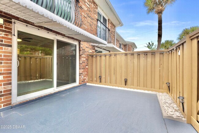 Building Photo - 2200 S Palmetto Ave