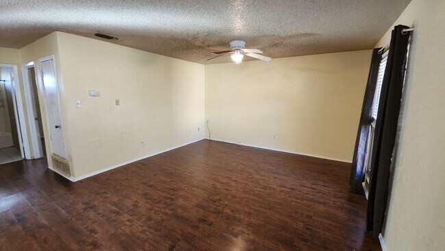 Building Photo - 208 N Vandeveer St