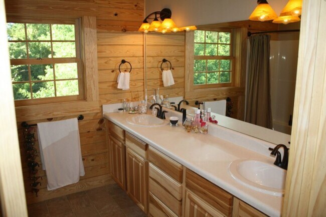 Building Photo - Available 6/1/26 - Student Housing 6 BR 3 BA Log Cabin Close to W&L