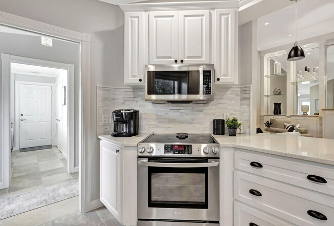 Building Photo - 11361 SW Pembroke Dr