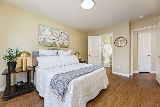 Building Photo - 3 Bed 2.5 Bath Townhome in Prime Boise Location!