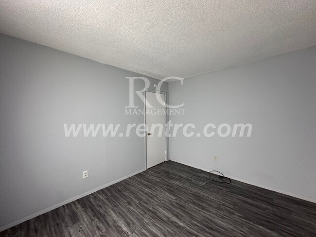 Building Photo - 300 Vaught St