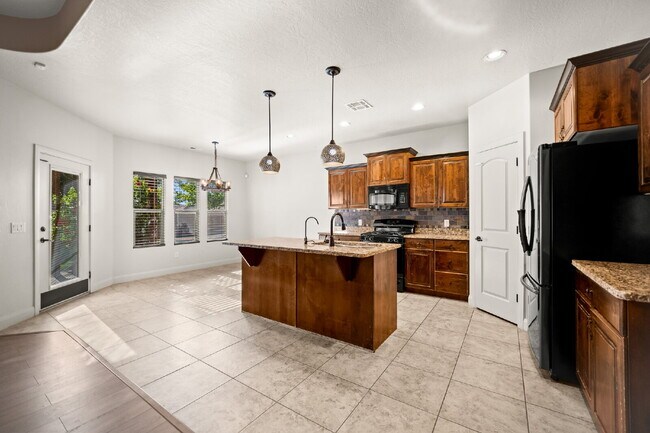 Building Photo - "Spacious 5-Bed Oasis with 3 Baths in Washington, UT – 3,171 Sq Ft of Comfort!"