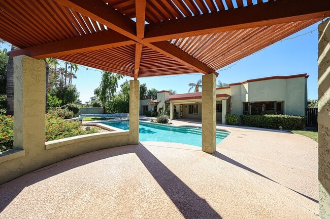 Building Photo - Scottsdale Country Club Living!