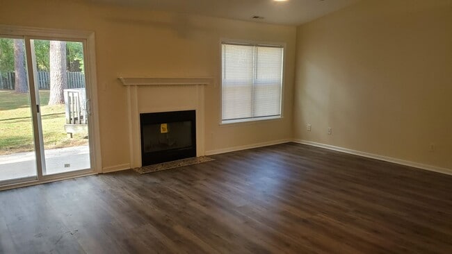 Building Photo - Newly Renovated 3 bedroom, 2 bath unit wit...