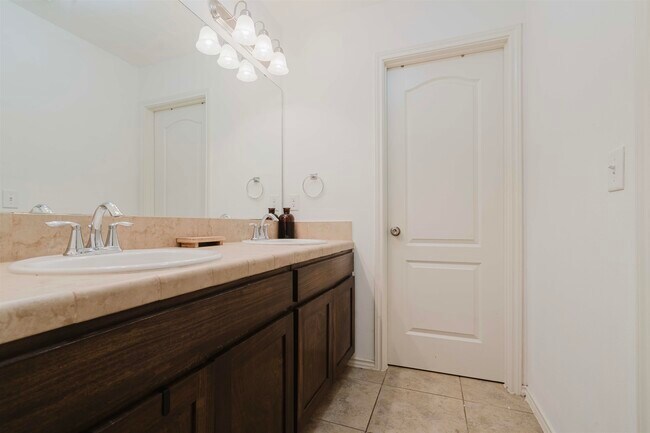 Building Photo - 5704 Montevista Dr