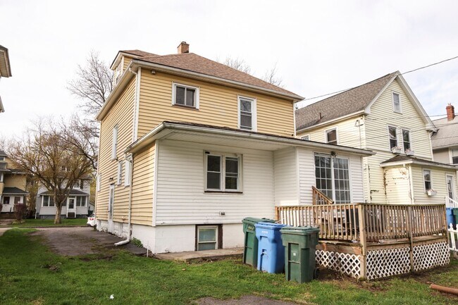 Building Photo - GREAT SINGLE FAMILY HOUSE . WAITING FOR YOU TO CALL HOME !!