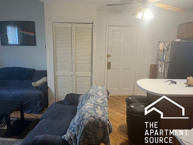 Building Photo - 3037 N Southport Ave