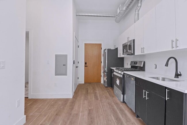 Building Photo - 375 Monmouth St