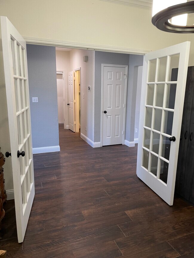 Den - 6902 Wilhelmina Dr