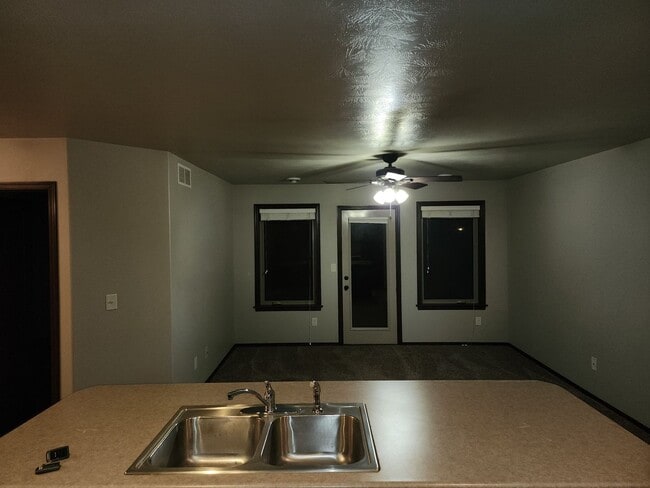 Building Photo - Three bedroom two bathroom Twin home