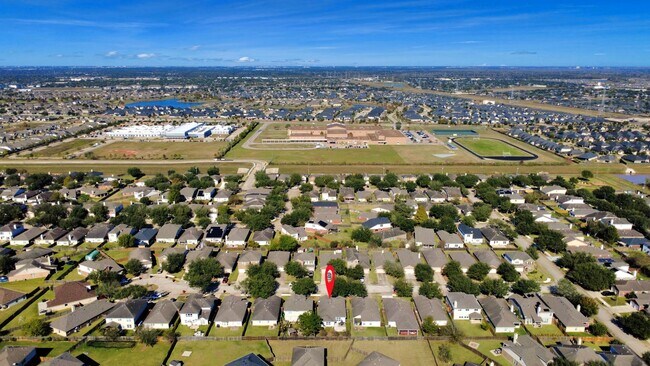 Building Photo - 19931 Roycroft Ln