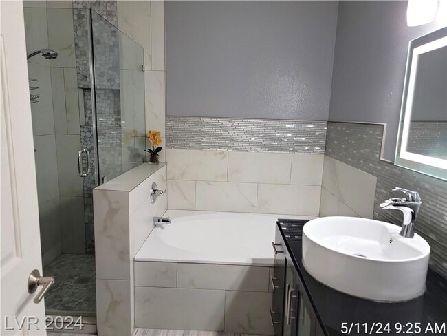 Building Photo - Green Valley, Lovely 2-Bedroom Fully Furni...