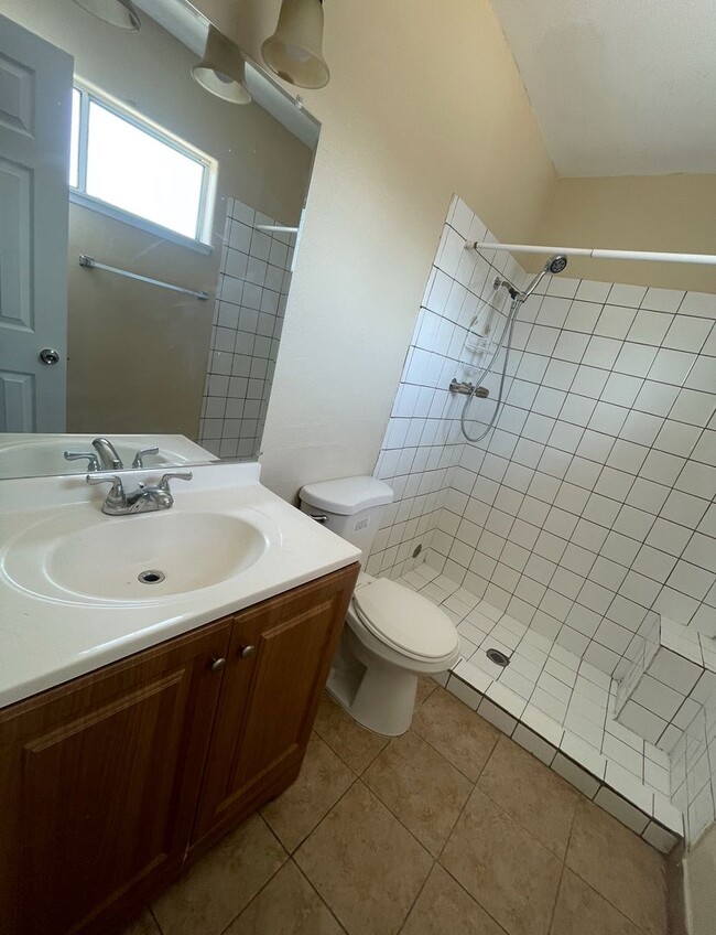 Building Photo - Beautiful 4 Bedroom 2 Bathroom house ( Smo...