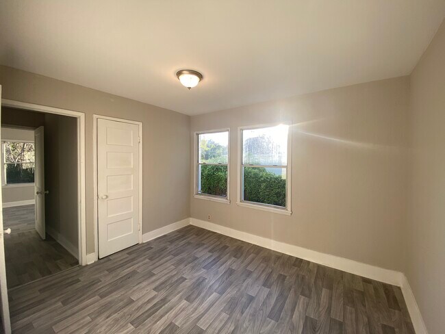 Building Photo - 1303 S Hart Ave