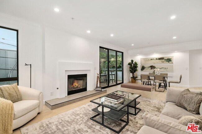 Primary Photo - 656 N W Knoll Dr
