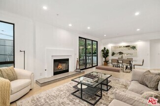 Building Photo - 656 N W Knoll Dr