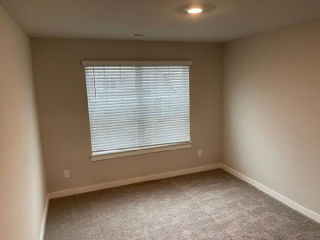 Building Photo - Stunning home in Spring Hill