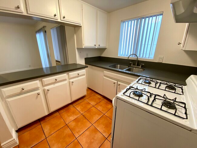 Building Photo - 4069 Oakwood Ave