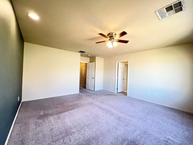 Building Photo - Beautiful 2 story single house