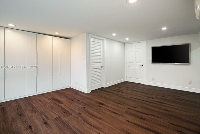 Building Photo - 669 S Mashta Dr