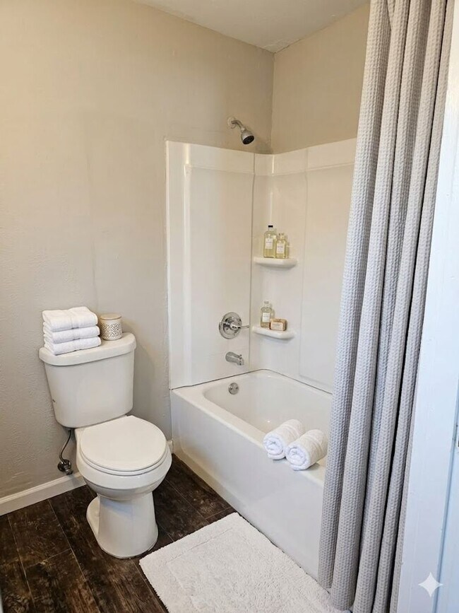 Building Photo - 1806 Camelot Dr