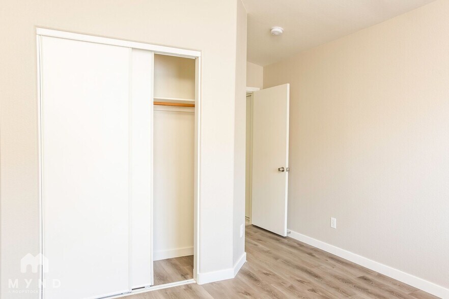 Building Photo - 423 Regal Robin Way