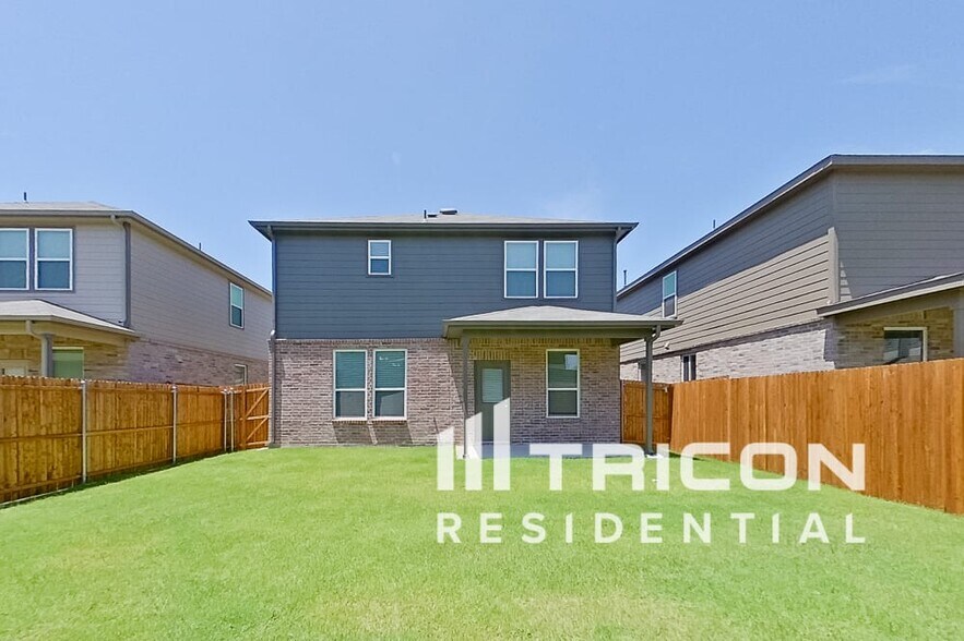 Building Photo - 2411 Carlow Ln