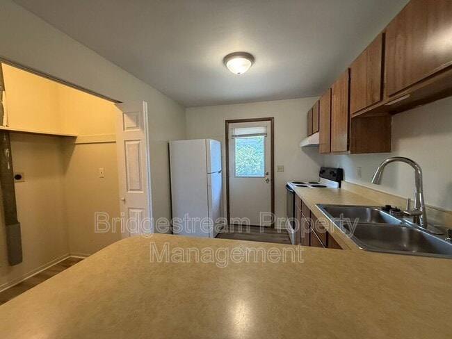 Building Photo - 4525 Elliot Ave