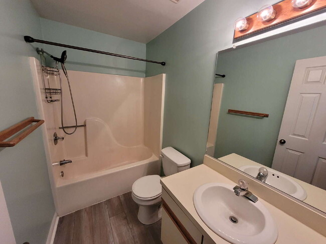 Building Photo - 2 Bedroom Condo Near Chicks Beach!