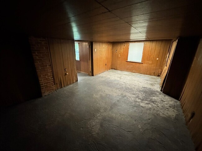 Building Photo - 327 Woolfolk St