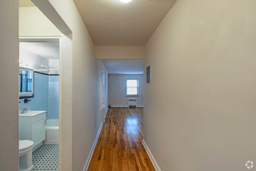 0BR, 1BA - 350 SF - Entryway - King Alfred Apartments