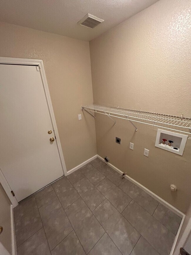 Building Photo - Beautiful 4 Bedroom, 2.5 Bath Deer Valley ...