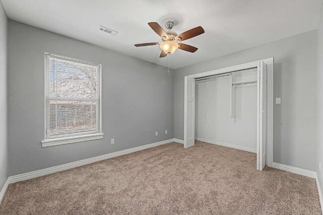 Building Photo - $200 MOVE IN SPECIAL |4-Bed Oasis with Granite Touches & Cozy Fireplace at 1501 South Brecke