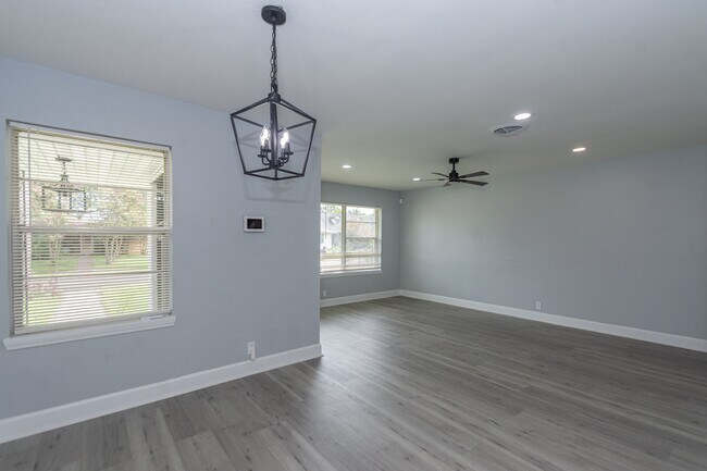 Building Photo - 5429 De Lange Ln