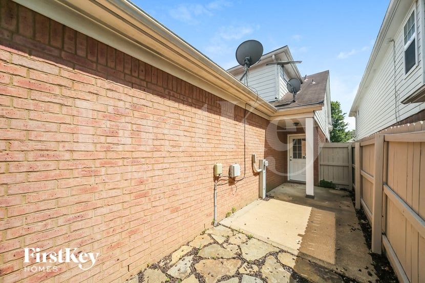 Building Photo - 10432 Kensington Cir