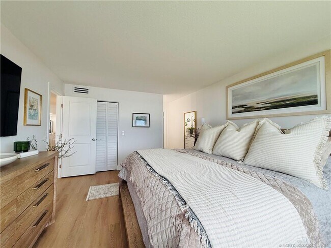 Building Photo - 7370 S Ocean Dr