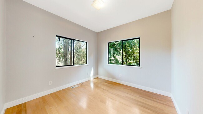 Building Photo - 7099 Pinehaven Rd