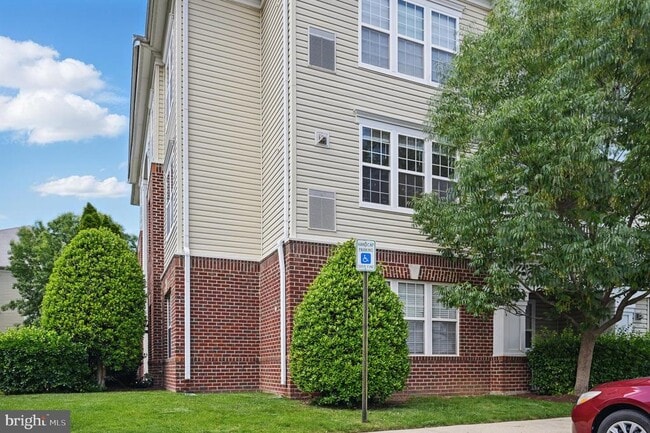 Building Photo - 42496 Mayflower Terrace