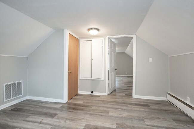 Building Photo - 3 bedroom/1 bath Single House!