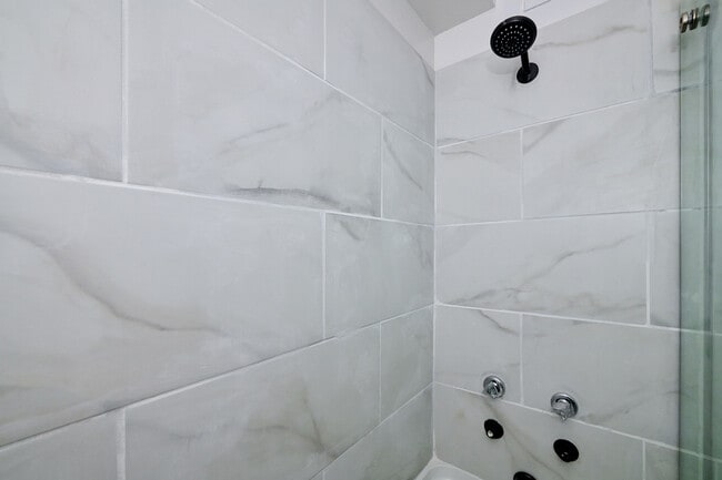 Building Photo - 6118 N Sheridan Rd