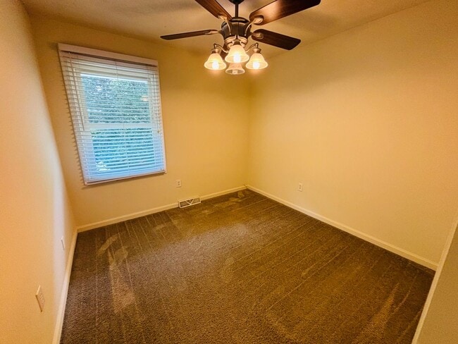 Building Photo - 3 Bedroom 1 full and 2 half bath Townhouse